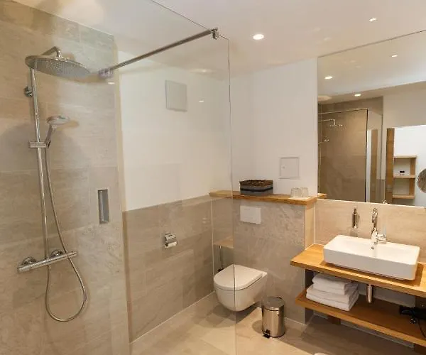 Weingut Adam Amandus Und Carmen 住宿加早餐酒店 里欧查赫